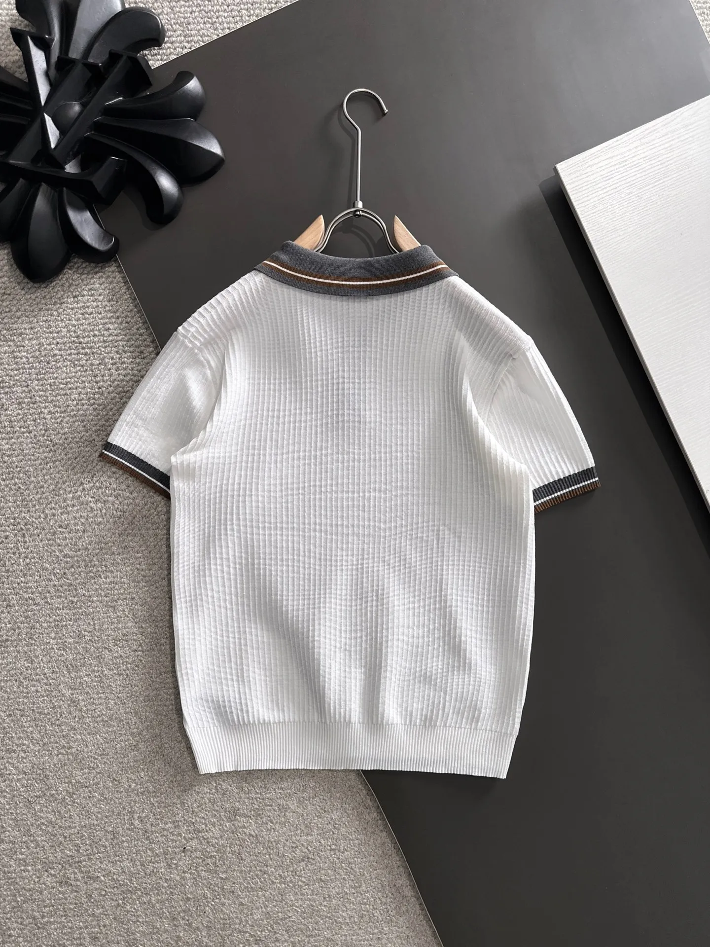 Next day shipment LP high quality Loro Piana 26ss New Arrival men's short-sleeved T-shirt Made of combed cotton yarn knitted cotton fabric, no pressure when entering and exiting the counter Exclusive control of raw materials It feels substantial when weighed, and the upper body is more textured than ordinary T-shirts. This texture can cope with the weather easily and is suitable for both hot and cold! Loose fit design, looks noble. The only correct version is available Size: M to XXXL